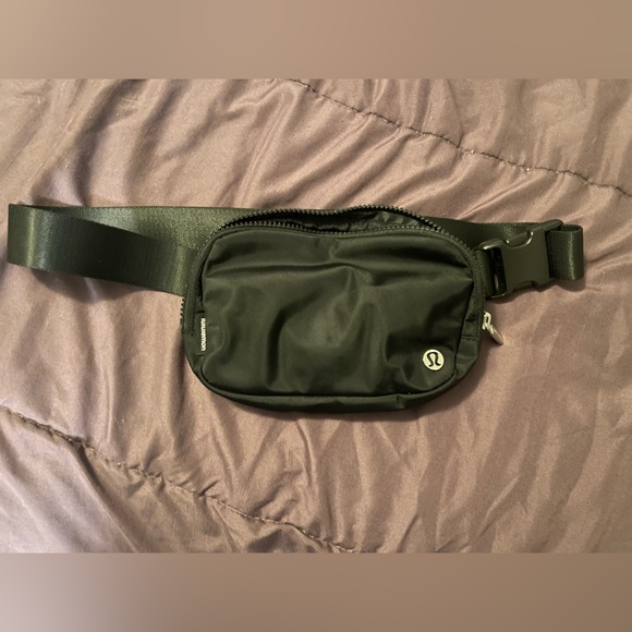 Lightly used Lululemon Everywhere black Nylon Belt bag/Crossbody - Picture 5 of 5